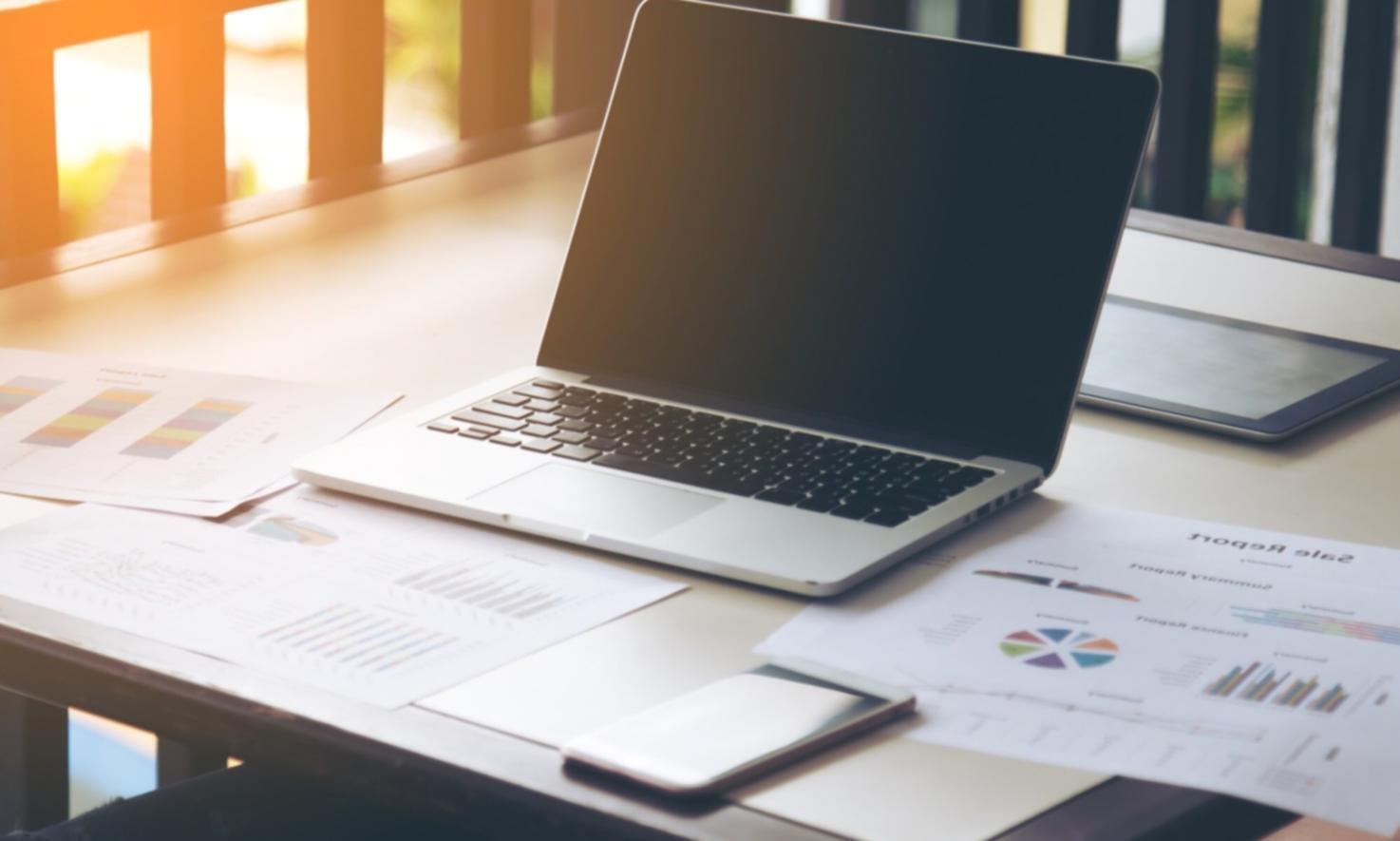 Strukturierte Lernumgebung mit praktischen Materialien und Notizen